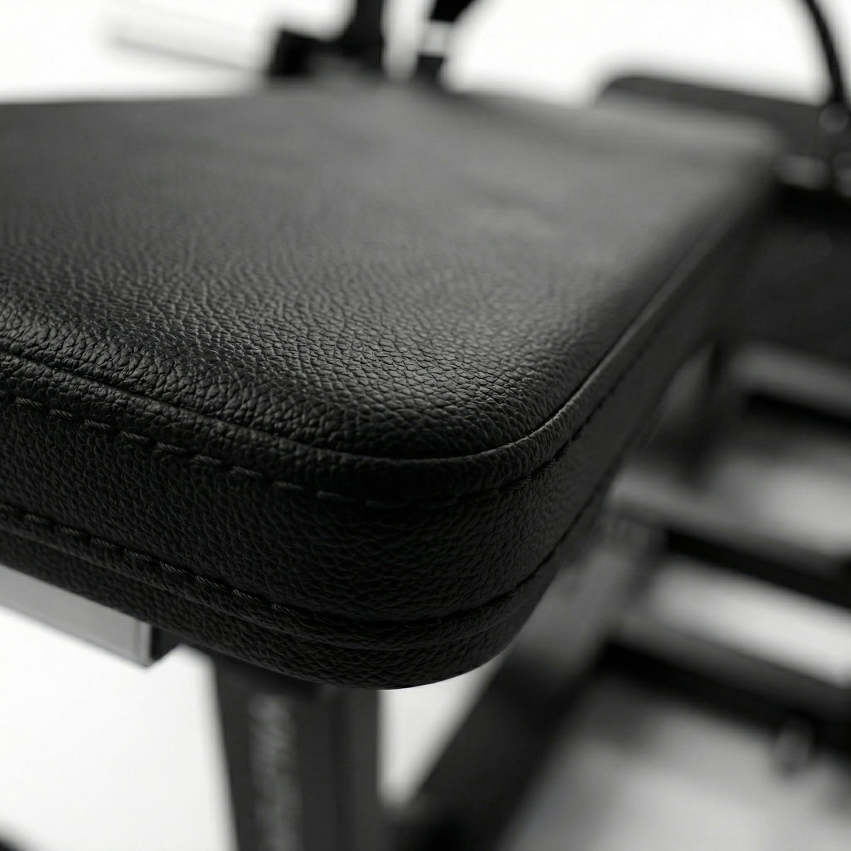 DHZ A608 Belt Hip Thrust – Hauptansicht des professionellen Fitnessgeräts – Fitnessstudio, Krafttraining und kommerzieller Studioeinsatz