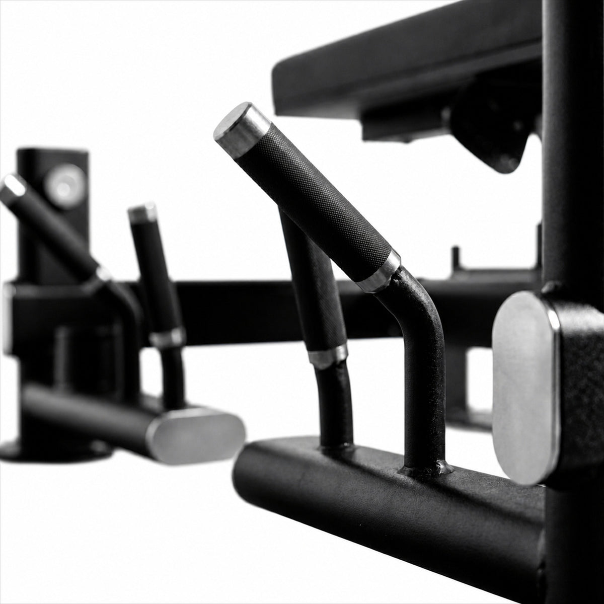 DHZ A606 Glute Bridge Bench – Detail der ergonomischen Haltegriffe für kontrolliertes Krafttraining – Fitnessstudio, Krafttraining und kommerzieller Studioeinsatz