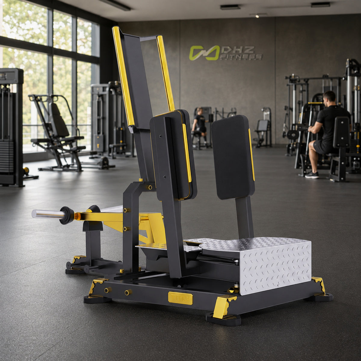 DHZ TITAN Mechanix Y985ZA Standing Abductor – Plate Loaded Abduktorenmaschine – dhz titan mechanix y985za standing abductor schwarz gold premium fitnessstudio – KI-generierte Studioszene