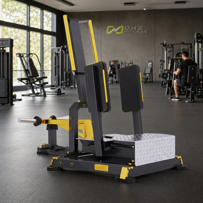 DHZ TITAN Mechanix Y985ZA Standing Abductor – Plate Loaded Abduktorenmaschine – dhz titan mechanix y985za standing abductor schwarz gold premium fitnessstudio – KI-generierte Studioszene