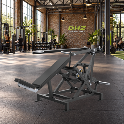 DHZ A702L FLEX Incline Chest Press unverändert im hellen industriellen Fitnessstudio mit Training im Hintergrund
