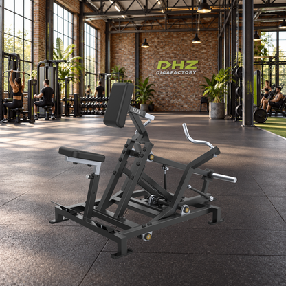 DHZ A704L FLEX Mid Row unverändert im hellen industriellen Fitnessstudio mit Training im Hintergrund