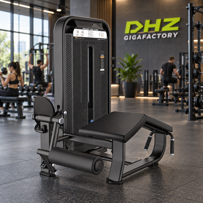 DHZ E7001 Prone Leg Curl frei im aktiven DHZ-Gigafactory-Fitnessstudio mit Training im Hintergrund