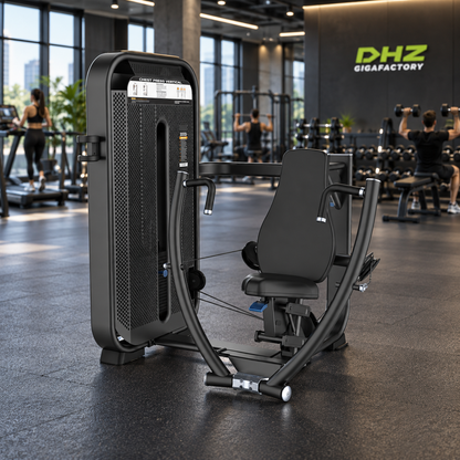 DHZ E7008 Vertical Press frei im aktiven DHZ-Gigafactory-Fitnessstudio mit Training im Hintergrund