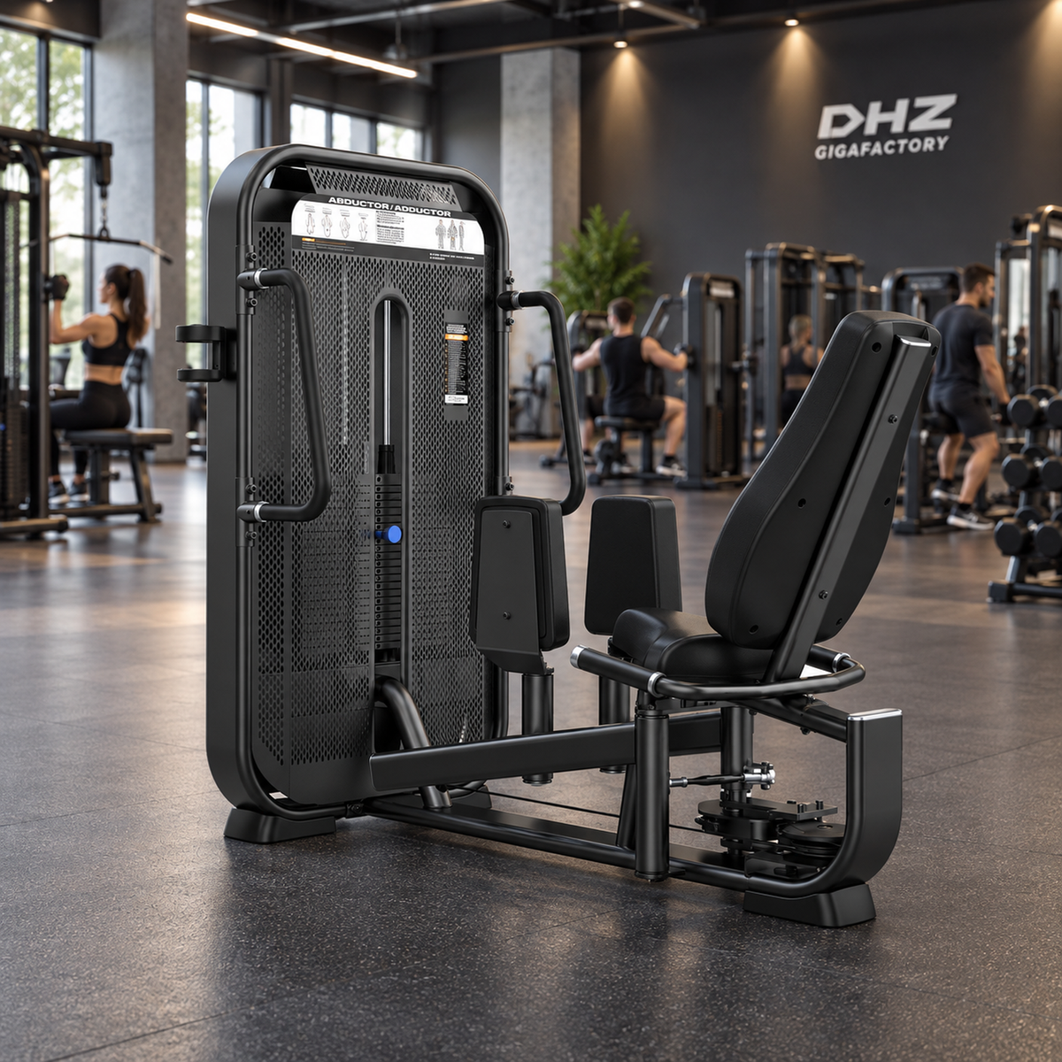 DHZ E7021 Abductor & Adductor frei im aktiven DHZ-Gigafactory-Fitnessstudio mit Training im Hintergrund