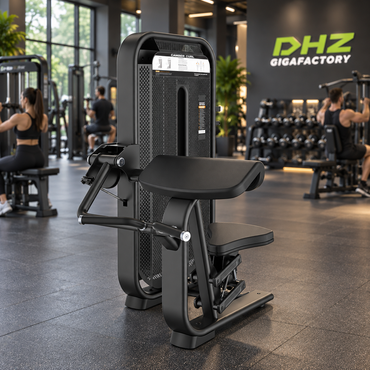DHZ E7030 Camber Curl frei im aktiven DHZ-Gigafactory-Fitnessstudio mit Training im Hintergrund
