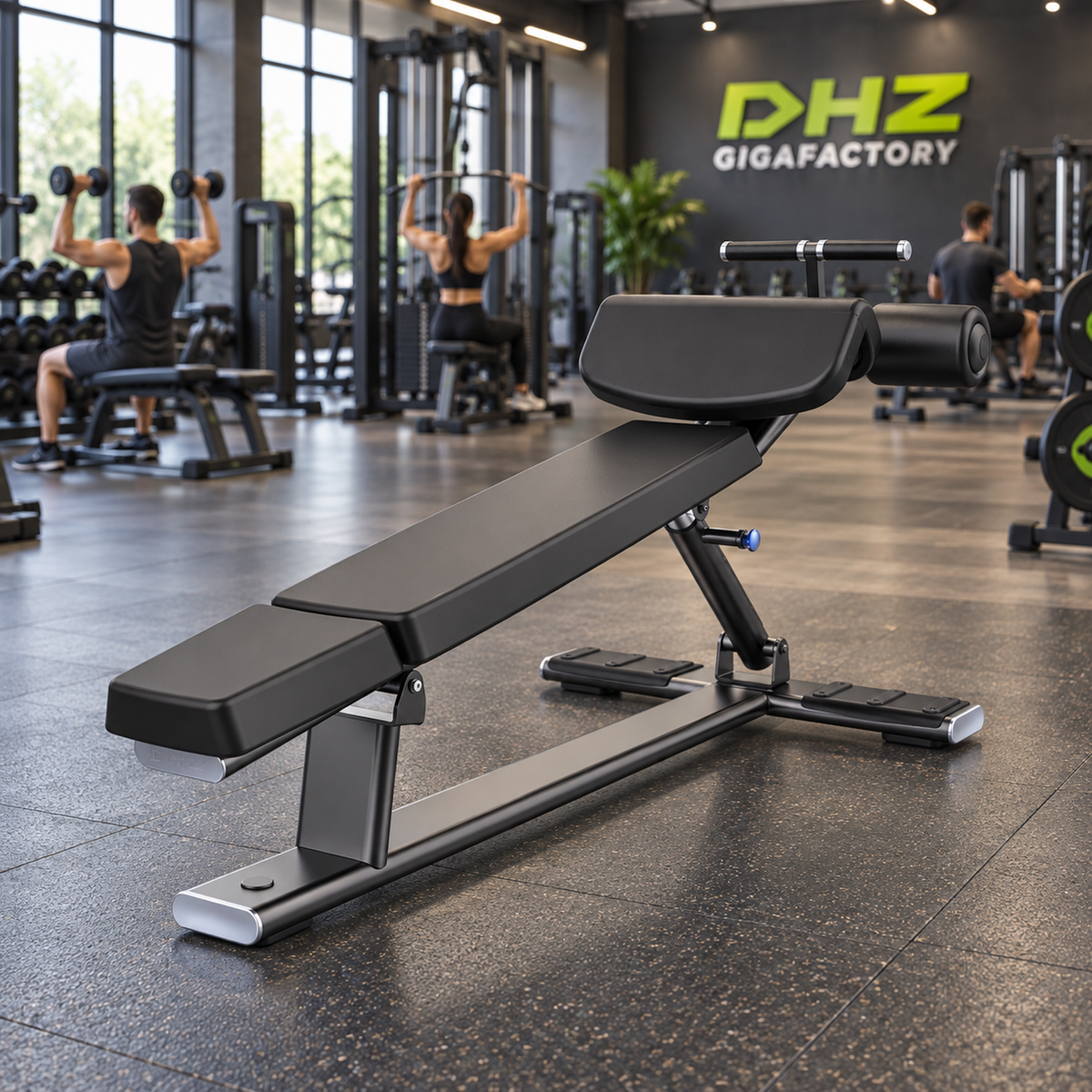 DHZ E7037 Decline Abdominal Bench frei im aktiven DHZ-Gigafactory-Fitnessstudio mit Training im Hintergrund