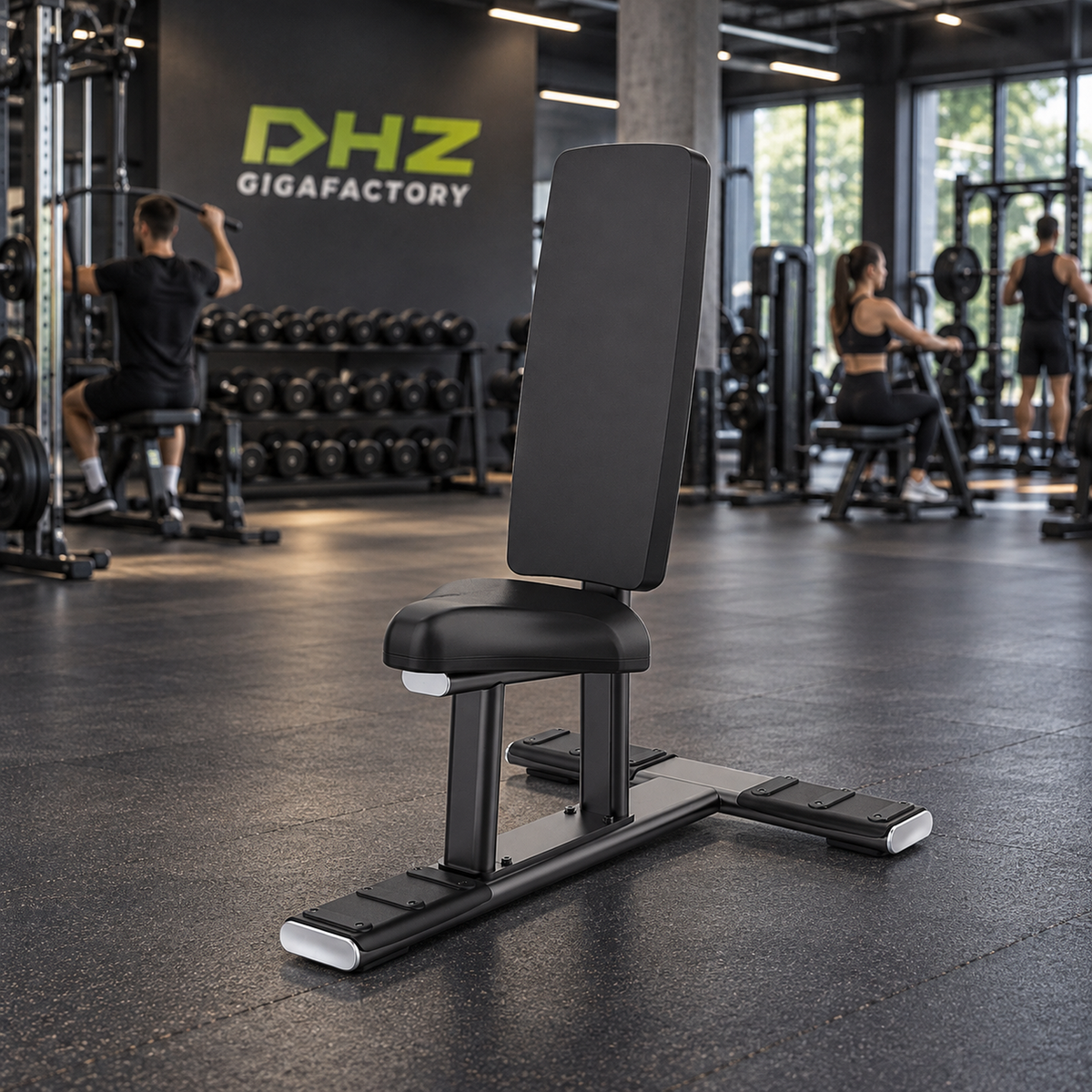 DHZ E7038 Multi Purpose Bench frei im aktiven DHZ-Gigafactory-Fitnessstudio mit Training im Hintergrund