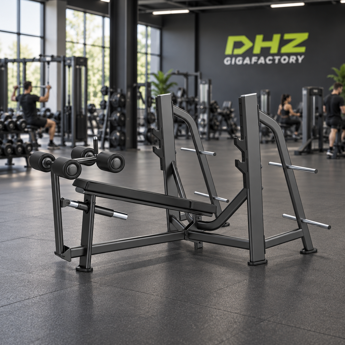 DHZ E7041 Olympic Bench Decline frei im aktiven DHZ-Gigafactory-Fitnessstudio mit Training im Hintergrund