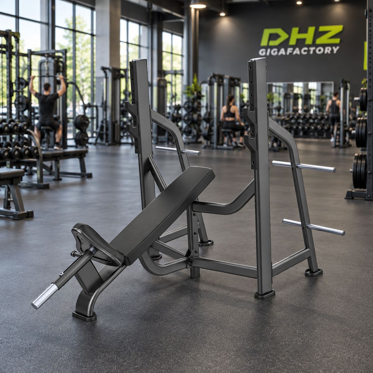 DHZ E7042 Olympic Bench Incline frei im aktiven DHZ-Gigafactory-Fitnessstudio mit Training im Hintergrund