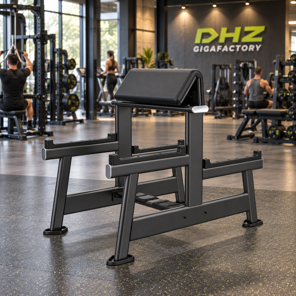 DHZ E7044 Seated Preacher Curl frei im aktiven DHZ-Gigafactory-Fitnessstudio mit Training im Hintergrund