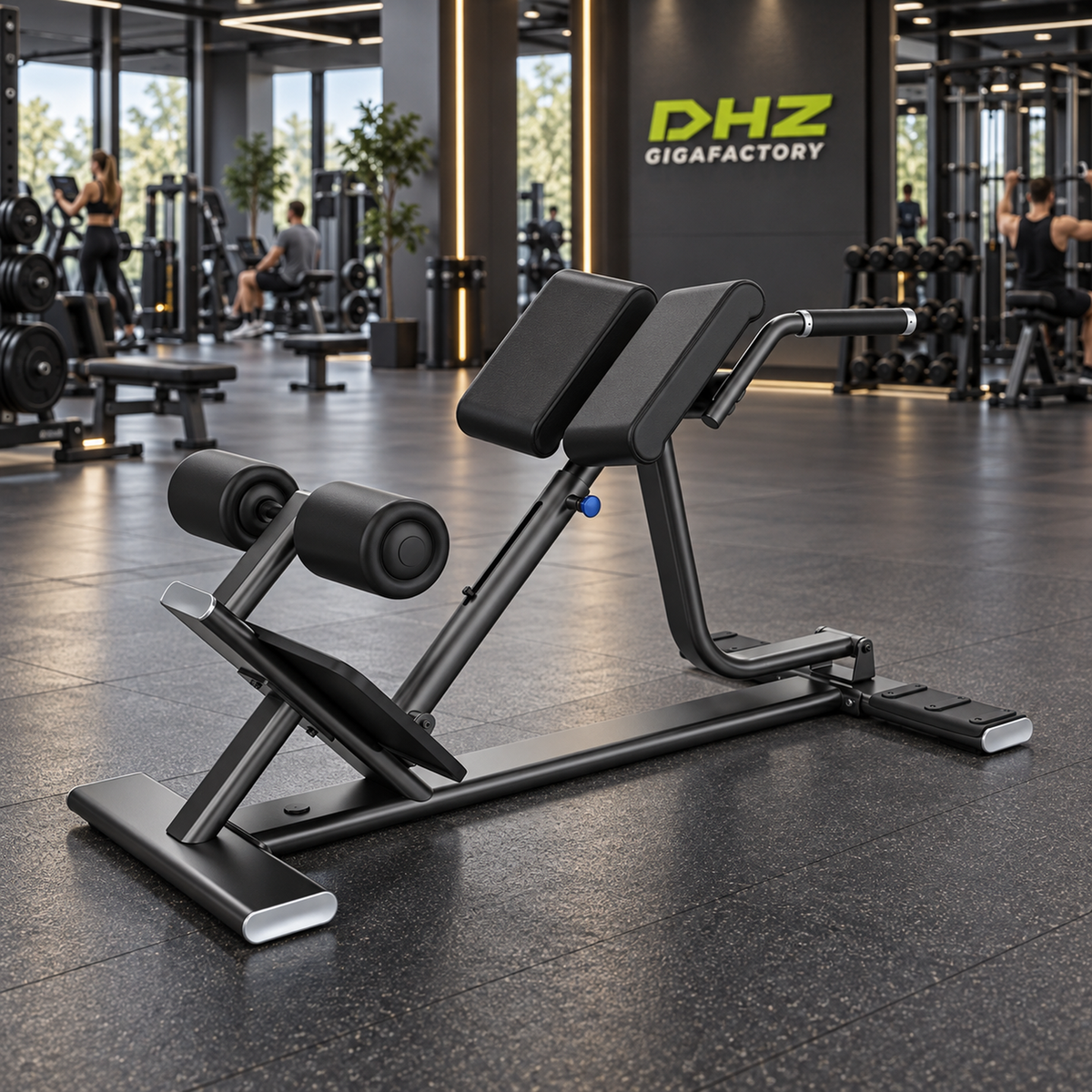 DHZ E7045 Back Extension frei im aktiven DHZ-Gigafactory-Fitnessstudio mit Training im Hintergrund