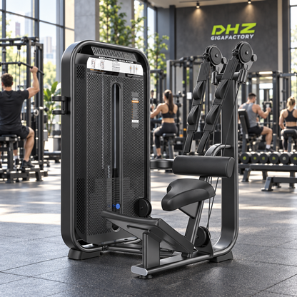 DHZ E7073 Abdominal Isolator frei im aktiven DHZ-Gigafactory-Fitnessstudio mit Training im Hintergrund