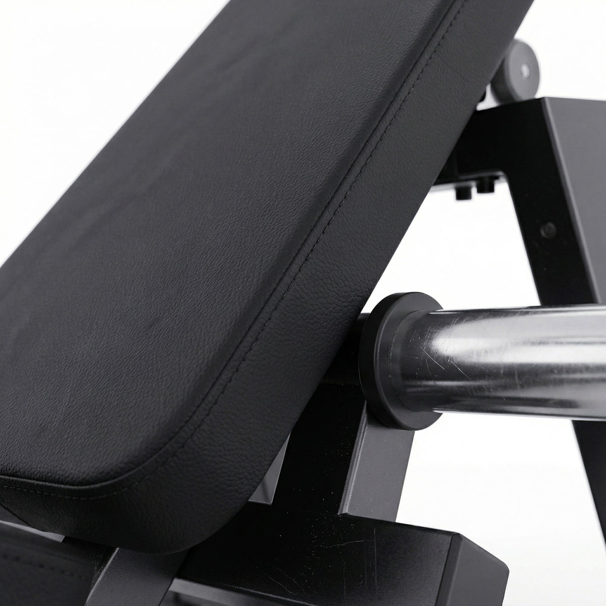 DHZ A602 Hip Thrust Walkthrough – Detailansicht der ergonomischen Polsterung und Rückenstütze – Fitnessstudio, Krafttraining und kommerzieller Studioeinsatz