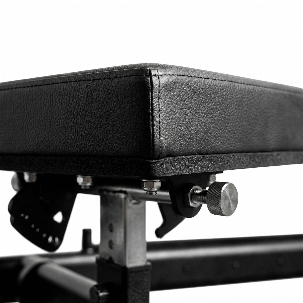 DHZ A606 Glute Bridge Bench – Plate Loaded Glute Bench – Detailansicht der professionellen Polsterung