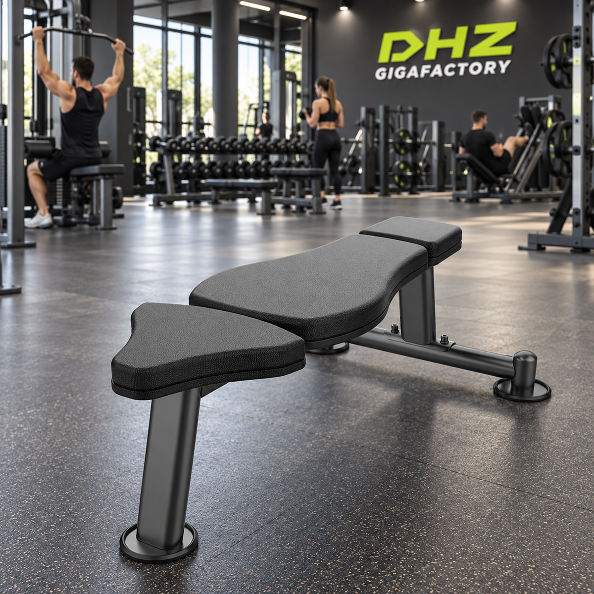 DHZ U2036 Flat Bench frei im aktiven DHZ-Gigafactory-Fitnessstudio mit Training im Hintergrund
