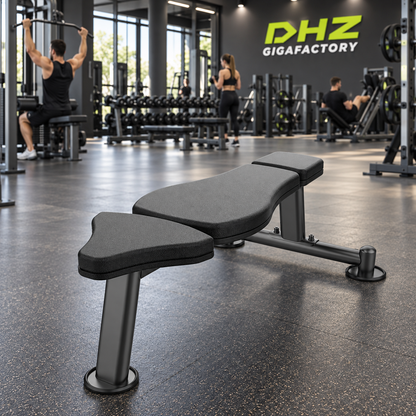 DHZ U2036 Flat Bench frei im aktiven DHZ-Gigafactory-Fitnessstudio mit Training im Hintergrund