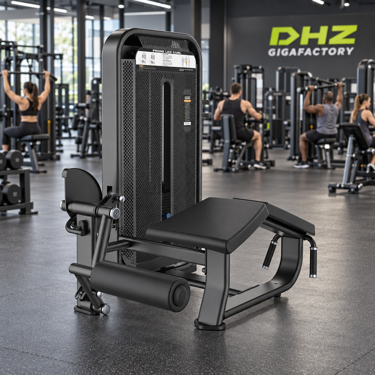 DHZ E7001 Prone Leg Curl frei im Fitnessstudio-Ambiente mit trainierenden Personen im Hintergrund