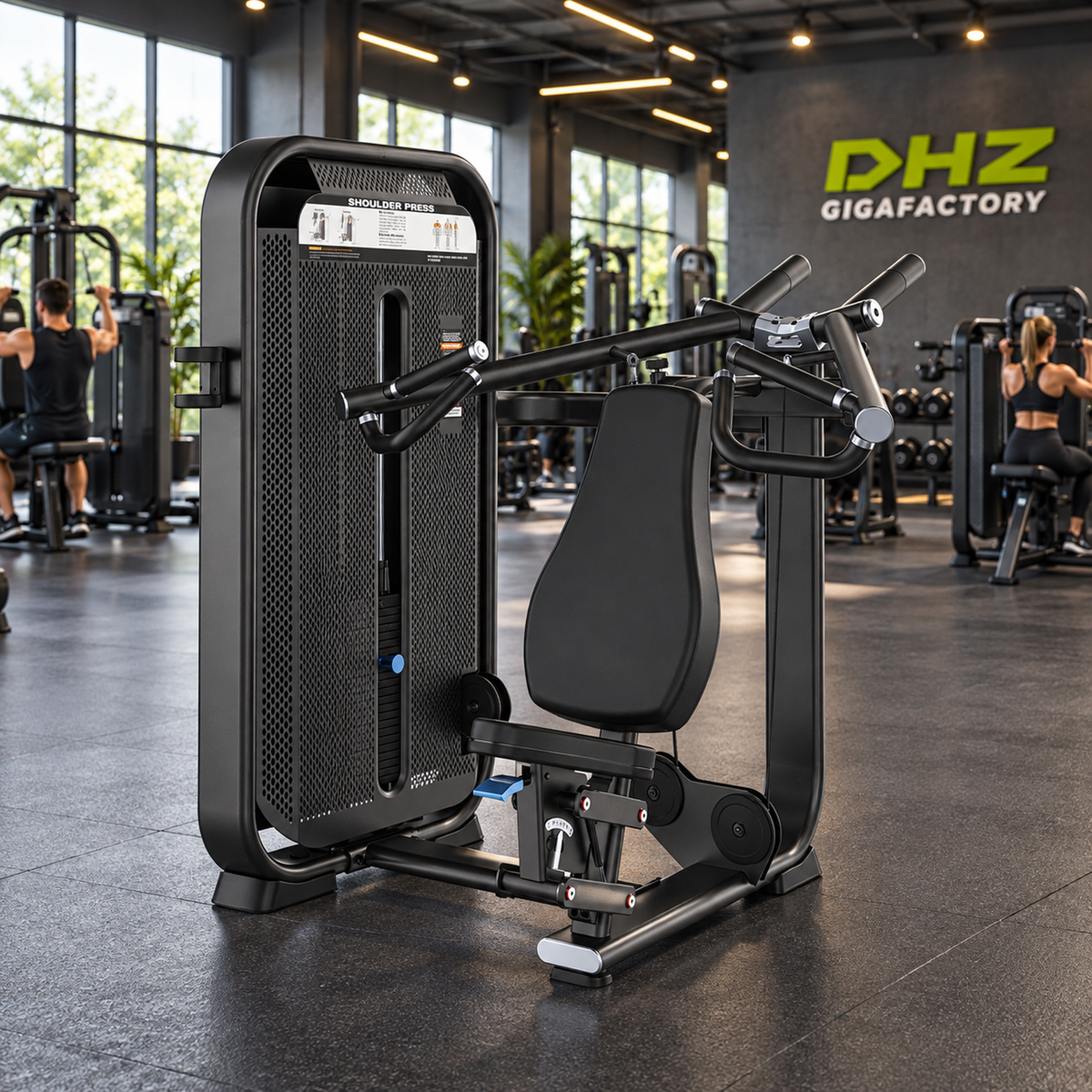 DHZ E7006 Shoulder Press frei im Fitnessstudio-Ambiente mit trainierenden Personen im Hintergrund