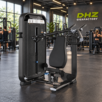 DHZ E7006 Shoulder Press frei im Fitnessstudio-Ambiente mit trainierenden Personen im Hintergrund