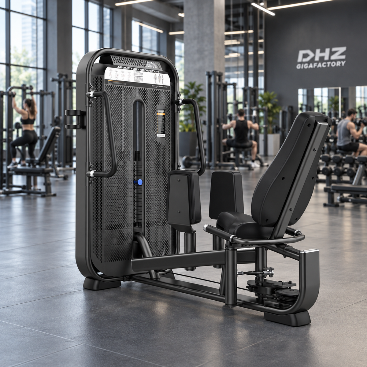 DHZ E7021 Abductor & Adductor frei im Fitnessstudio-Ambiente mit trainierenden Personen im Hintergrund