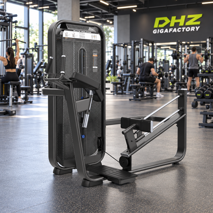 DHZ E7024 Glute Isolator frei im Fitnessstudio-Ambiente mit trainierenden Personen im Hintergrund