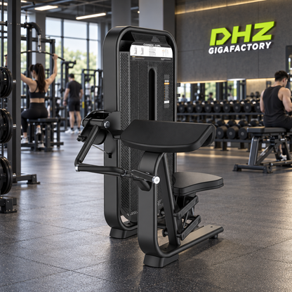 DHZ E7030 Camber Curl frei im Fitnessstudio-Ambiente mit trainierenden Personen im Hintergrund