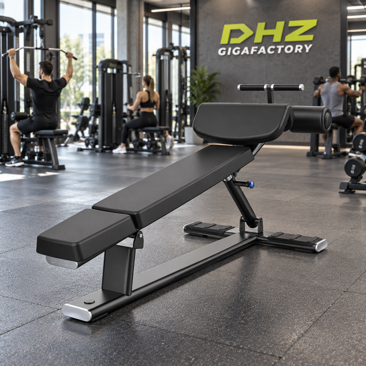 DHZ E7037 Decline Abdominal Bench frei im Fitnessstudio-Ambiente mit trainierenden Personen im Hintergrund