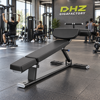 DHZ E7037 Decline Abdominal Bench frei im Fitnessstudio-Ambiente mit trainierenden Personen im Hintergrund