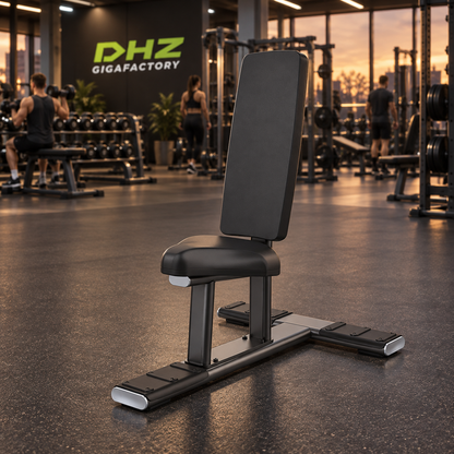 DHZ E7038 Multi Purpose Bench frei im Fitnessstudio-Ambiente mit trainierenden Personen im Hintergrund