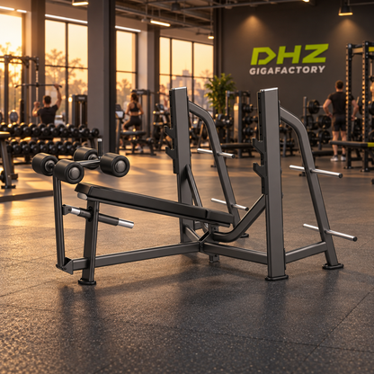 DHZ E7041 Olympic Bench Decline frei im Fitnessstudio-Ambiente mit trainierenden Personen im Hintergrund