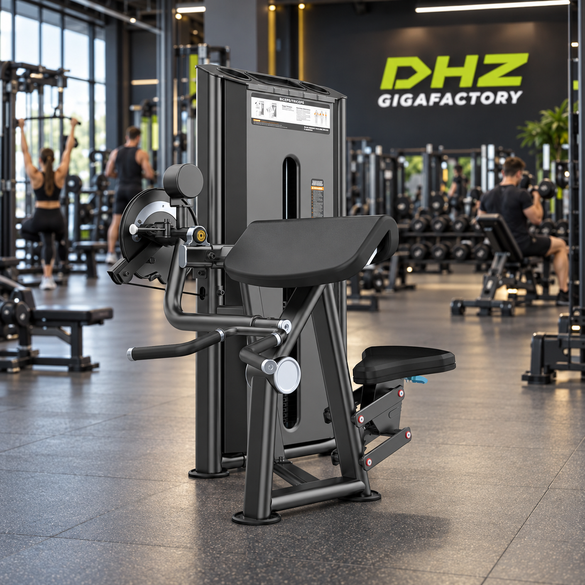 DHZ U2087 frei im aktiven DHZ-Gigafactory-Fitnessstudio mit Training im Hintergrund