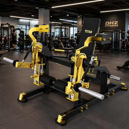 DHZ TITAN Mechanix Y961ZAG Leg Extension – Plate Loaded Beinstrecker – dhz titan mechanix y961zag leg extension schwarz gold premium fitnessstudio – KI-generierte Studioszene