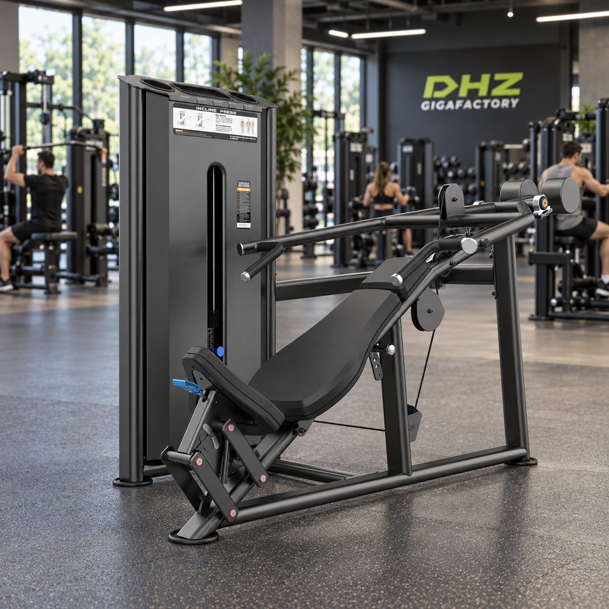 DHZ U2013 Incline Press frei im aktiven DHZ-Gigafactory-Fitnessstudio mit Training im Hintergrund
