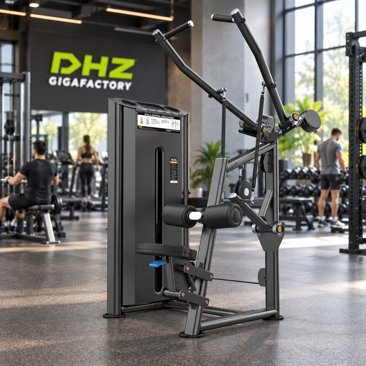 DHZ U2035 Pulldown frei im Fitnessstudio mit Training im Hintergrund