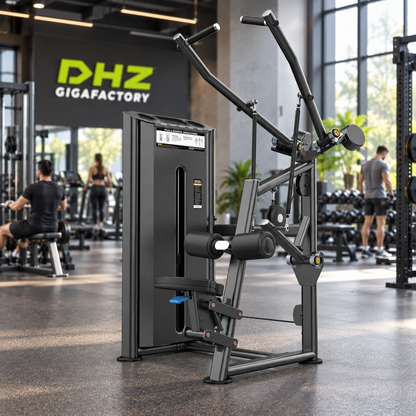 DHZ U2035 Pulldown frei im Fitnessstudio mit Training im Hintergrund