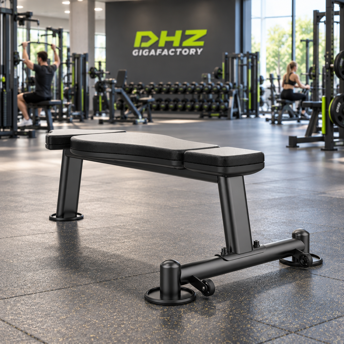 DHZ U2036 Flat Bench frei im Fitnessstudio-Ambiente mit Training im Hintergrund