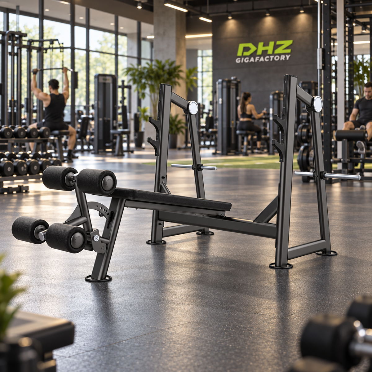 DHZ U2041 Olympic Decline Bench frei im aktiven DHZ-Gigafactory-Fitnessstudio mit Training im Hintergrund