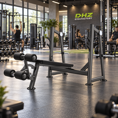 DHZ U2041 Olympic Decline Bench frei im aktiven DHZ-Gigafactory-Fitnessstudio mit Training im Hintergrund