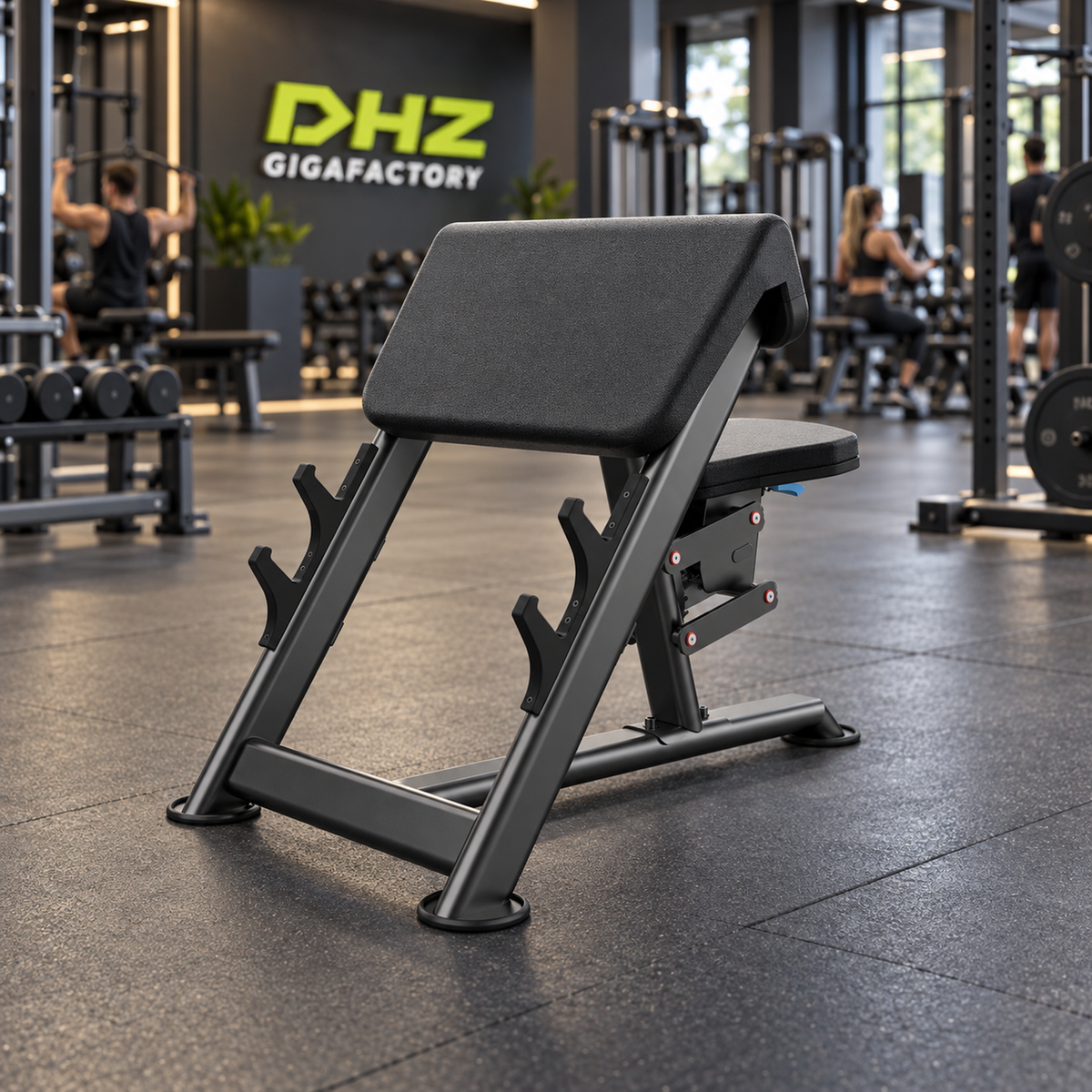 DHZ U2044 Seated Preacher Curl frei im aktiven DHZ-Gigafactory-Fitnessstudio mit Training im Hintergrund