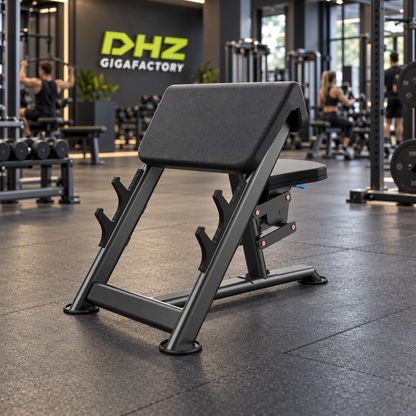 DHZ U2044 Seated Preacher Curl frei im aktiven DHZ-Gigafactory-Fitnessstudio mit Training im Hintergrund