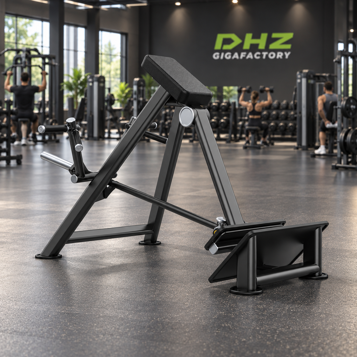 DHZ U2061 Incline Level Row frei im aktiven DHZ-Gigafactory-Fitnessstudio mit Training im Hintergrund
