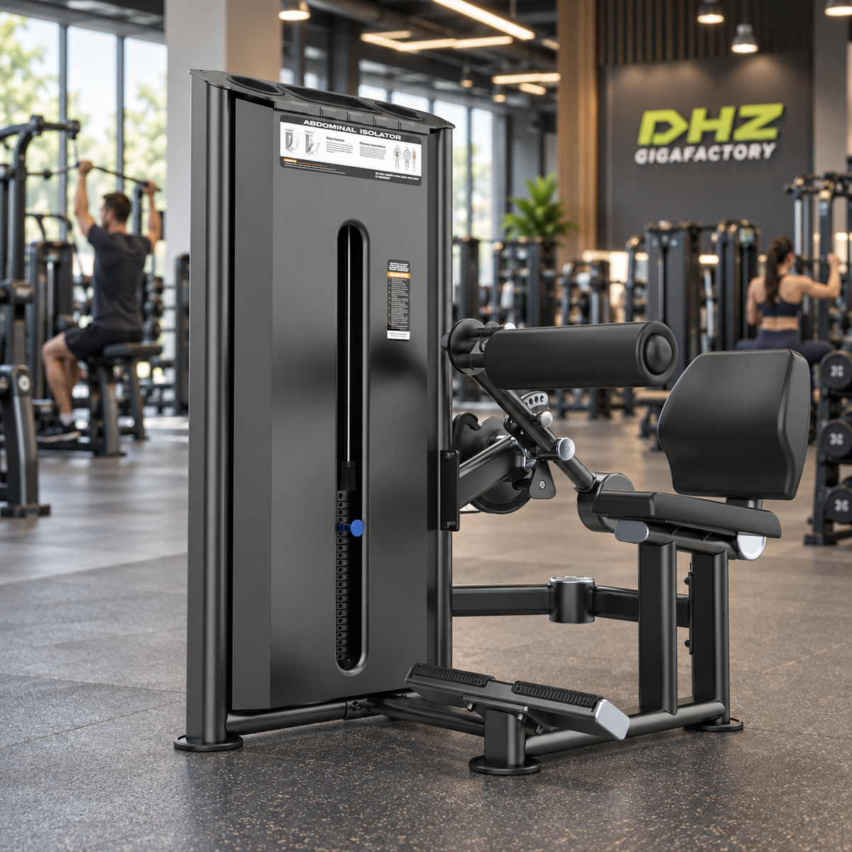 DHZ U2073 Abdominal Isolator frei im aktiven DHZ-Gigafactory-Fitnessstudio mit Training im Hintergrund