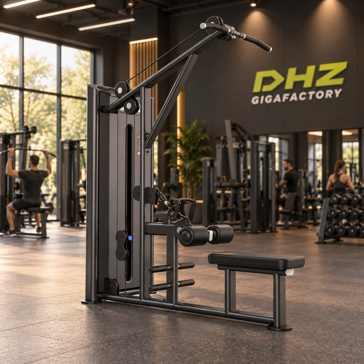 DHZ U2085 aus zweiter Perspektive frei im Fitnessstudio mit Trainierenden im Hintergrund