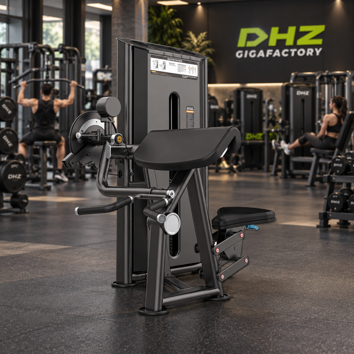 DHZ U2087 frei in zweiter Fitnessstudio-Ansicht mit Trainierenden im Hintergrund