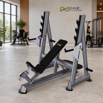 DHZ TITAN Extreme T932 Olympic Incline Bench – Professionelle olympische Schrägbank mit Hantelablagen – olympic incline bench langhantelbank premium ambiente hell