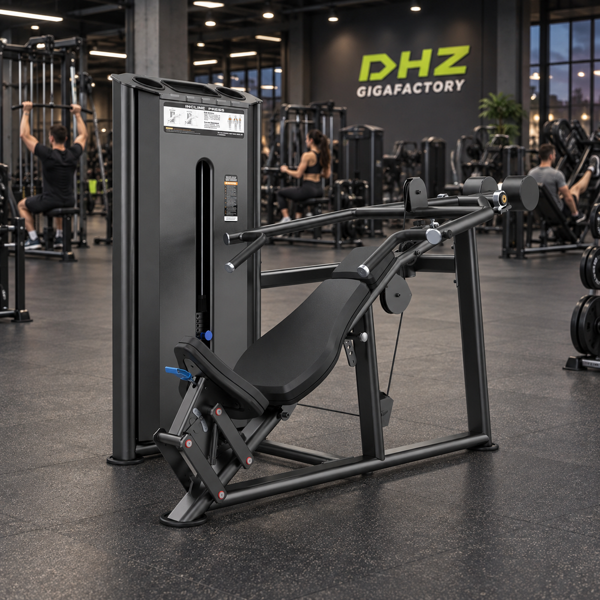 DHZ U2013 Incline Press frei im Fitnessstudio-Ambiente mit Training im Hintergrund