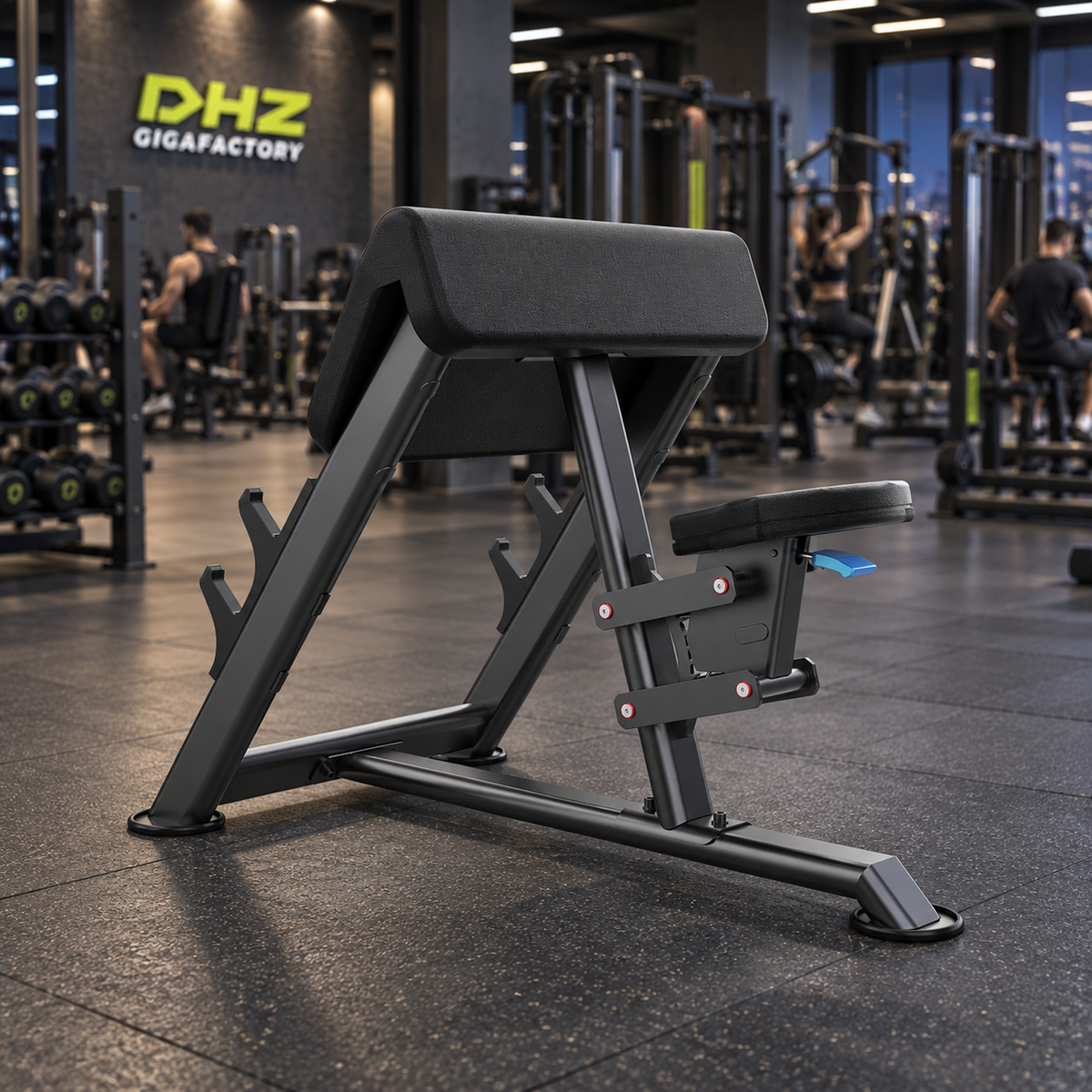 DHZ U2044 Seated Preacher Curl frei im Fitnessstudio-Ambiente mit Training im Hintergrund