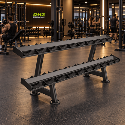 DHZ U2077 Dumbbell Rack frei und leer im Fitnessstudio-Ambiente mit Training im Hintergrund