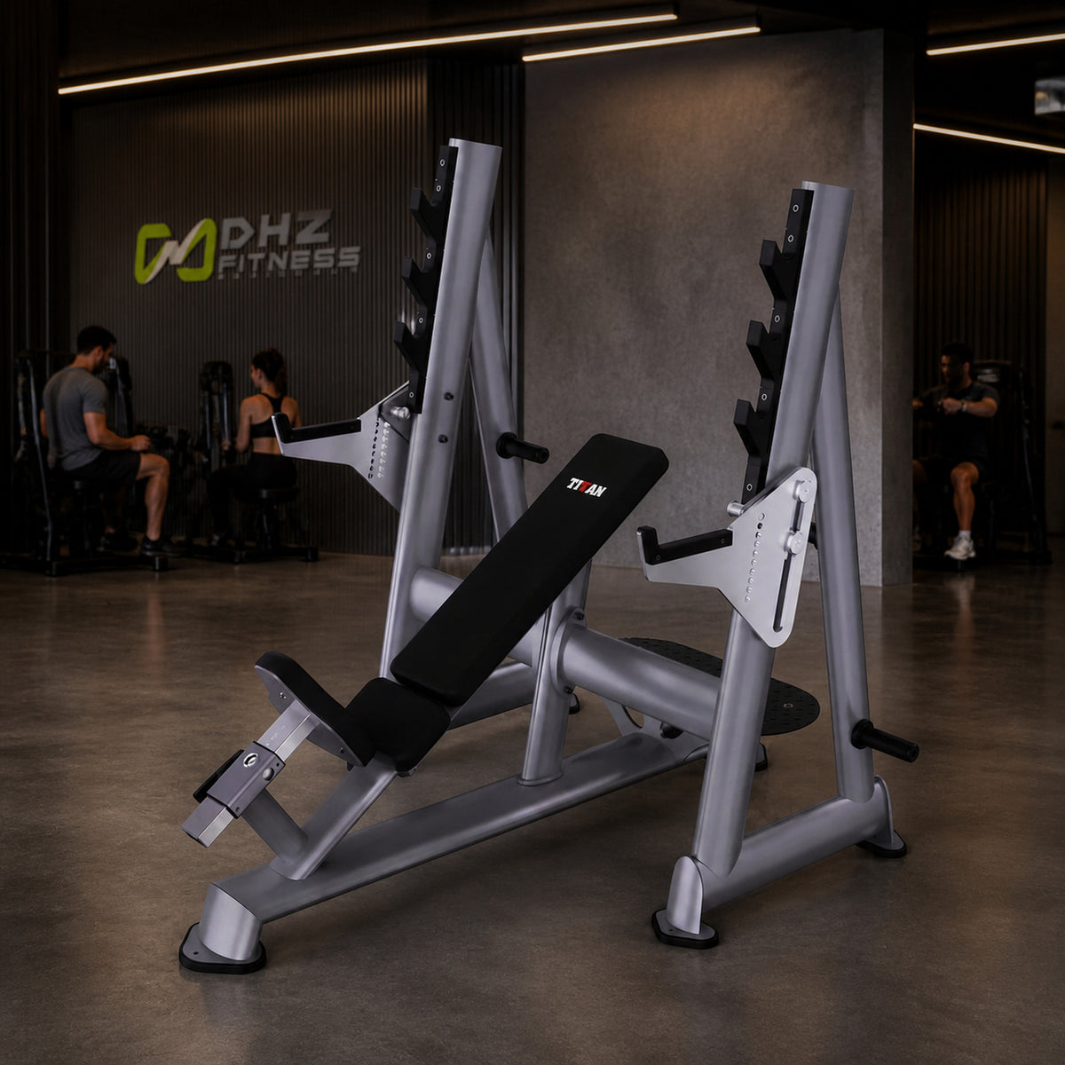 DHZ TITAN Extreme T932 Olympic Incline Bench – Professionelle olympische Schrägbank mit Hantelablagen – olympic incline bench langhantelbank performance ambiente urban